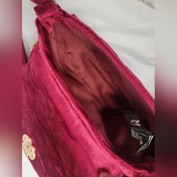 Bioworld Disney Minnie Mouse Burgandy Quilted Crossbody Bag with Gold Bow - Picture 2 of 9